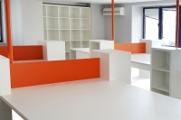 Birouri si etajere cu spatii pentru bibliorafturi