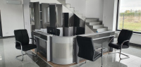 Receptie clienti - birouri si etajere sub scara