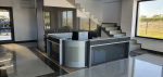 Receptie clienti - birouri si etajere sub scara