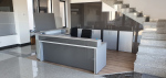 Receptie clienti - birouri si etajere sub scara