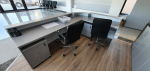 Receptie clienti - birouri si etajere sub scara