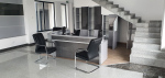 Receptie clienti - birouri si etajere sub scara